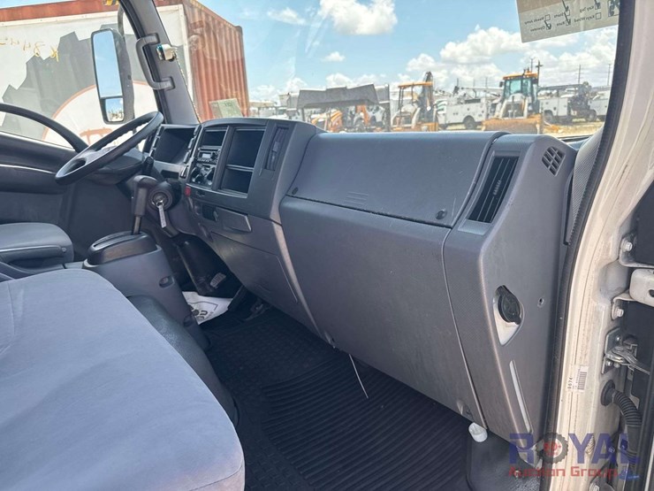 2019-isuzu-npr-image-25
