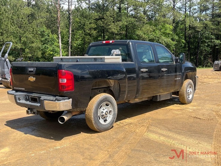 2013-chevrolet-2500hd-image-2