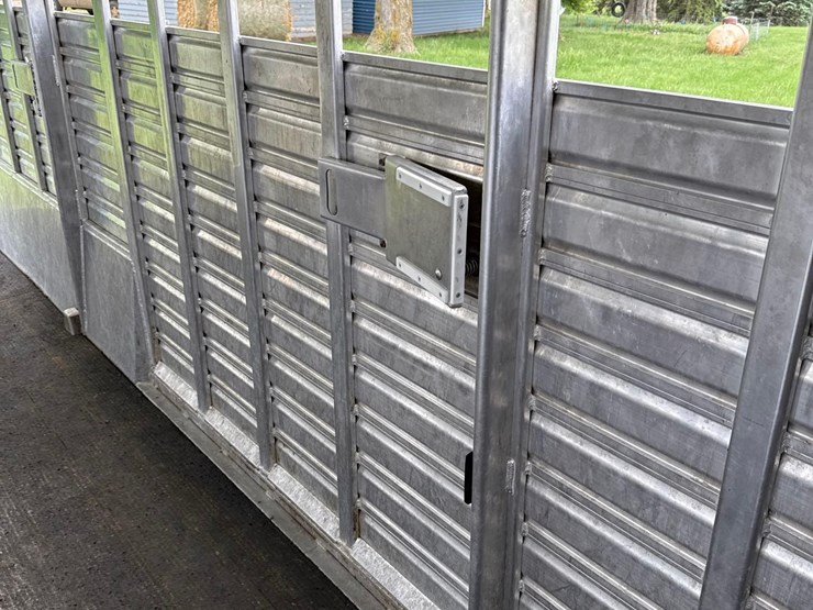2012-featherlite-7ft-x-24ft-aluminum-gooseneck-livestock-trailer-image-40