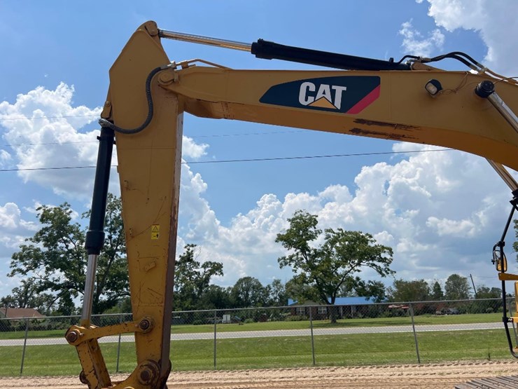 caterpillar-325fl-image-23