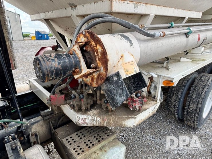 2005-caterpillar-10-image-31