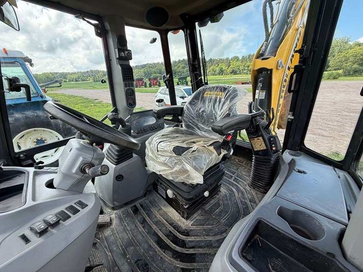 new-holland-b95d-backhoe,-fwa,-88”-front-bucket,-378-hours,-extended-hoe,-17”-back-bucket,-out-rigge-image-28
