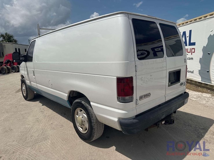 2008-ford-cargo-image-3