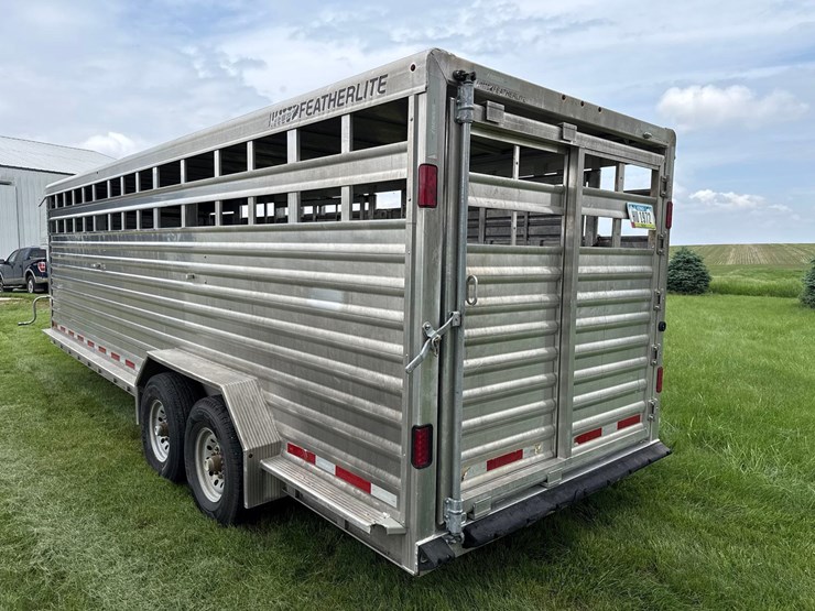 2012-featherlite-7ft-x-24ft-aluminum-gooseneck-livestock-trailer-image-4
