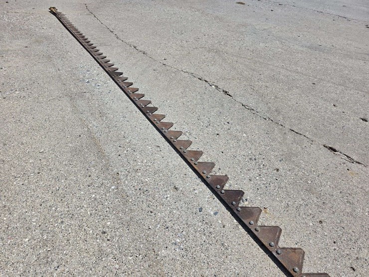 15’-left-hand-side-sickle-for-a-30’-head,-bolt-on-section,-off-nh-73c-bean-head-image-4