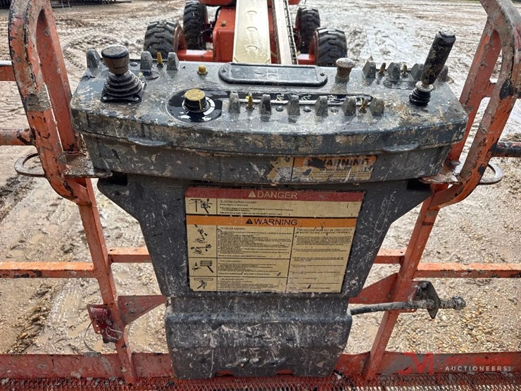 2005-jlg-600s-image-11