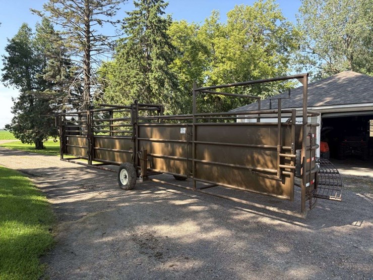 bz-welding-portable-cattle-tub/alley,-adjustable-width-alley,-slide-gates-on-both-ends-of-alley,-tub-image-5