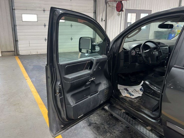 2011-nissan-titan-image-17