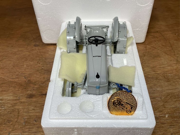 1/16-ford-2n-precision-nib-ertl-image-5