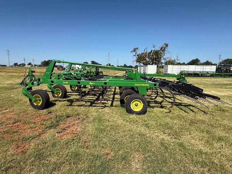 2022-john-deere-2430-image-15