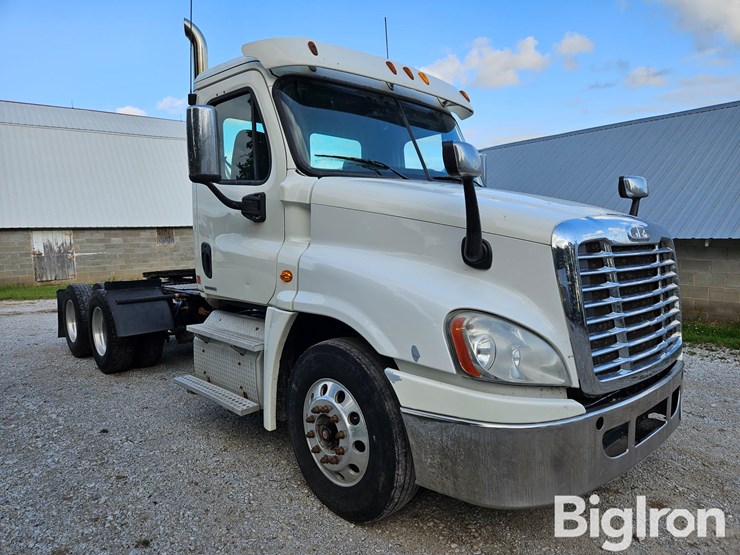 2012-freightliner-cascadia-125-image-3