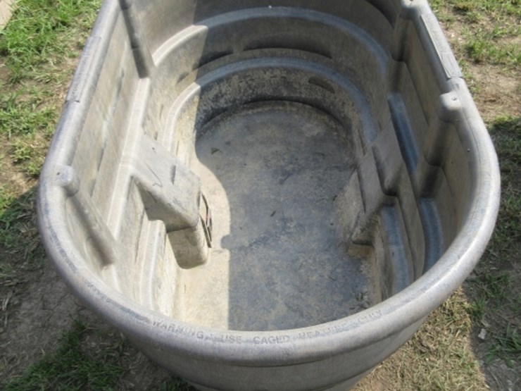 rubbermaid-100-gal-poly-tank-image-2