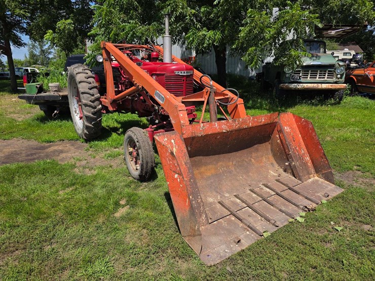 farmall-h-with-dual-loader,-wide-front,-6.00-16-fronts,-13.6-38-rears,-540-pto-with-loader-pump,-whe-image-2