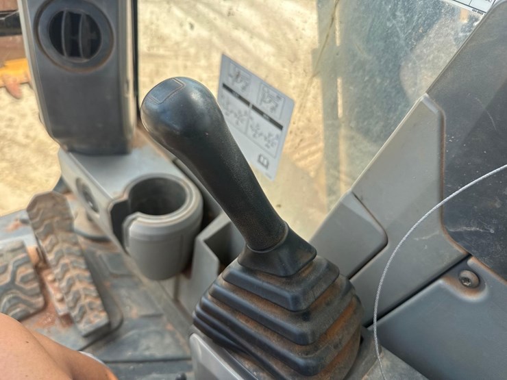 2016-caterpillar-325fl-image-35