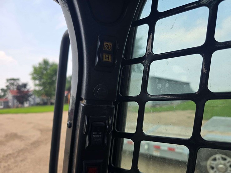 2013-bobcat-t750-image-44