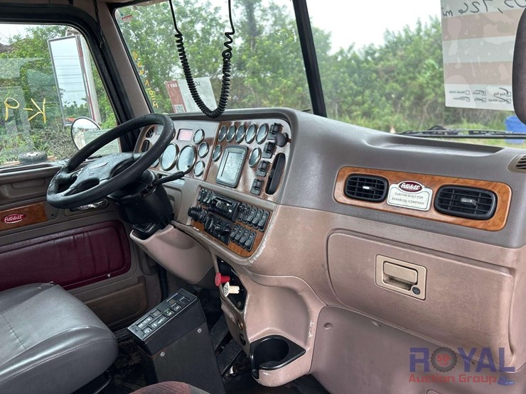 2009-peterbilt-384-image-29