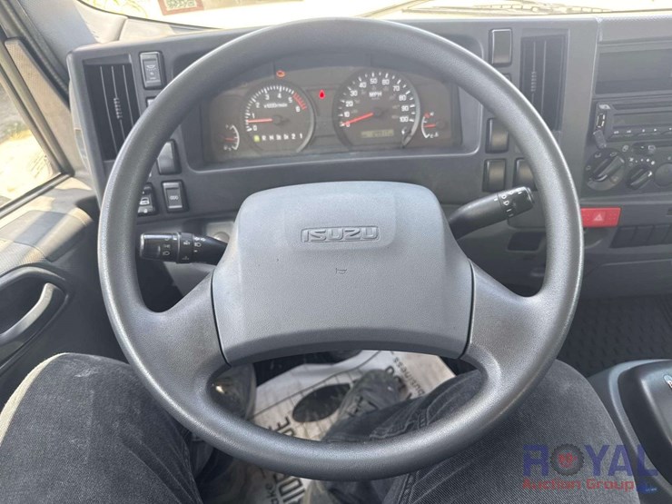 2019-isuzu-npr-image-13