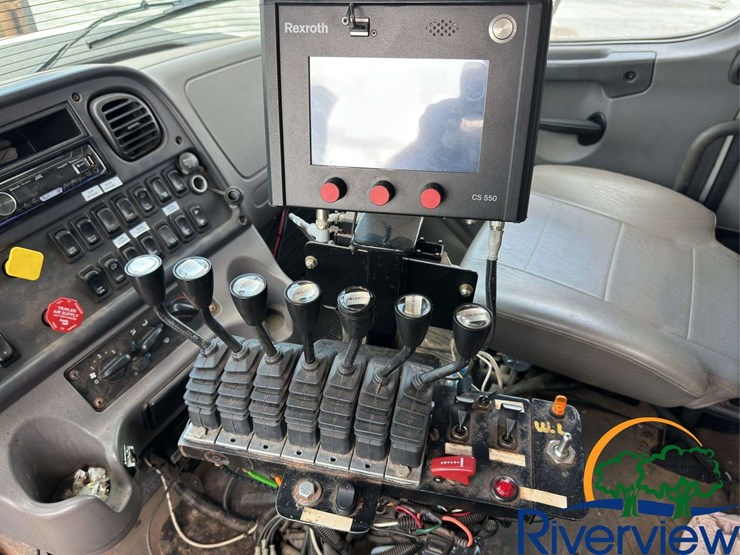 2017-freightliner-114sd-image-18