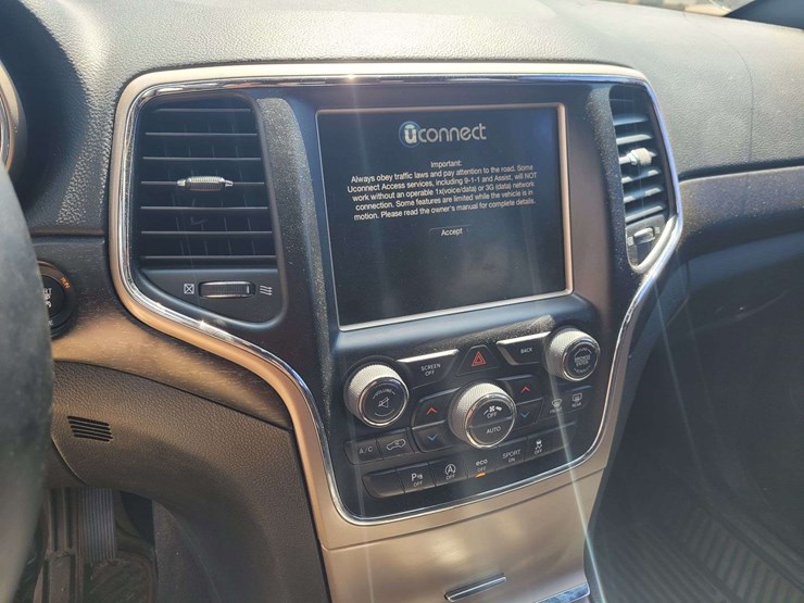 2016-jeep-grand-cherokee-laredo-image-11