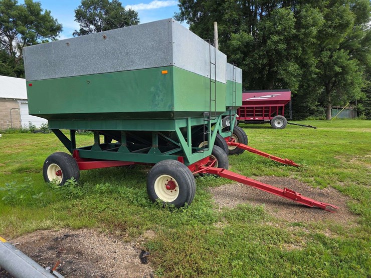 dakon-gravity-box-on-dakon-model-1212-running-gear,-extendable-hitch,-12.5-15-tires-on-8-bolt-rims,-image-1