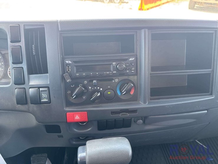 2019-isuzu-npr-image-15