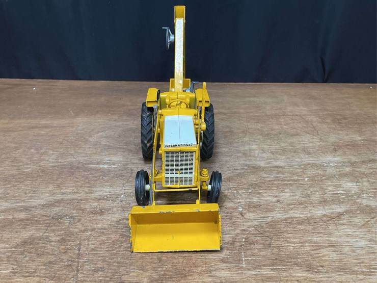1/16-ih-3444-backhoe-ertl-image-9