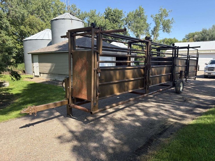 bz-welding-portable-cattle-tub/alley,-adjustable-width-alley,-slide-gates-on-both-ends-of-alley,-tub-image-3