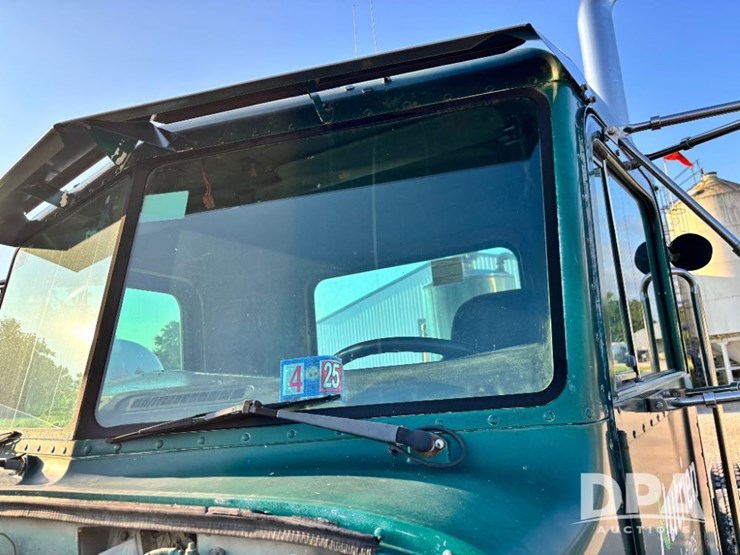 1993-peterbilt-377-image-63