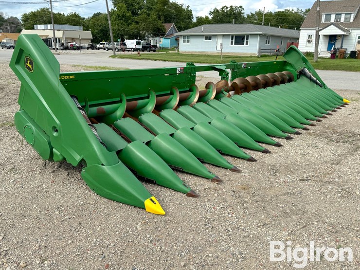 2021-john-deere-c18r-image-2