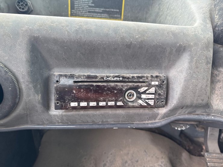 2014-deere-250d-image-29