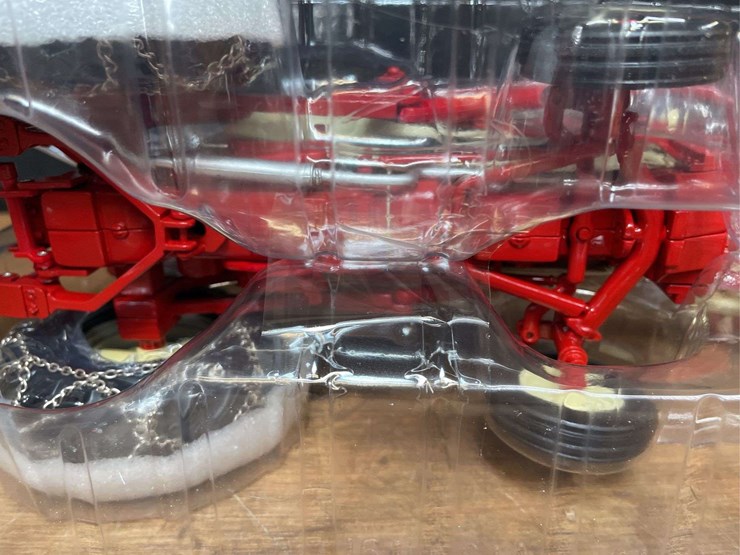 1/16-ih-460-2009-red-power-roundup-nib-ertl-image-8
