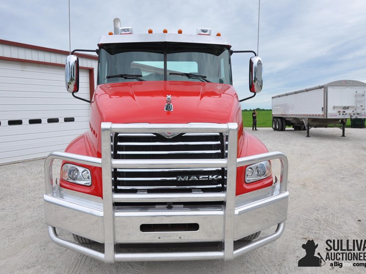 2016-mack-pinnacle-cxu613-t/a-day-cab-truck-tractor-image-2