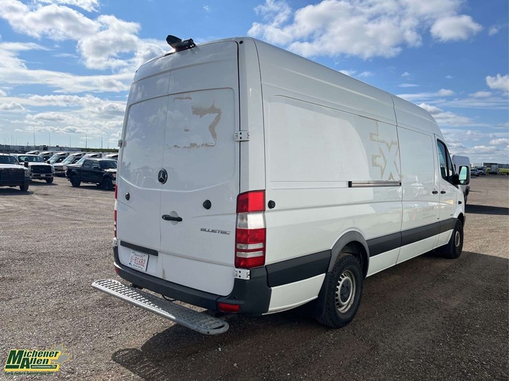 2016-mercedes-benz-sprinter-2500-image-11