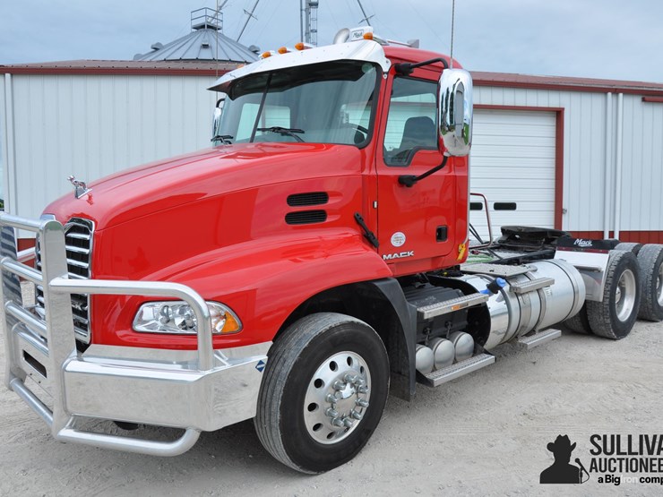2016-mack-pinnacle-cxu613-t/a-day-cab-truck-tractor-image-9
