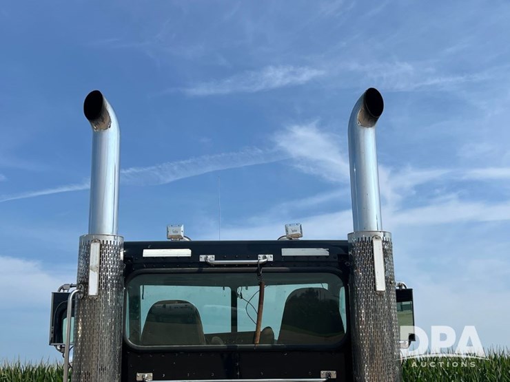 2008-peterbilt-384-image-41
