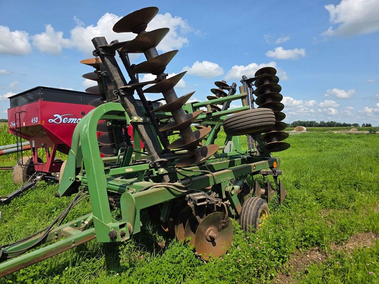 john-deere-335-image-23