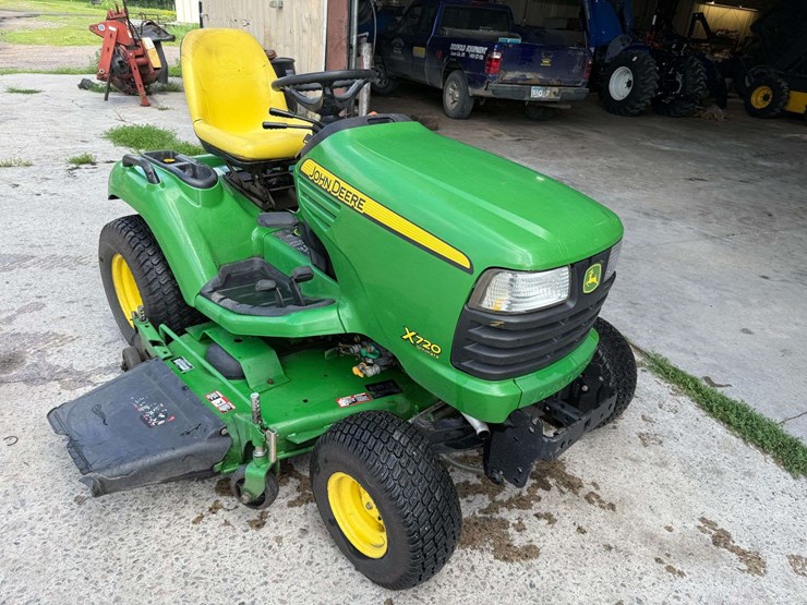 john-deere-x720-image-1