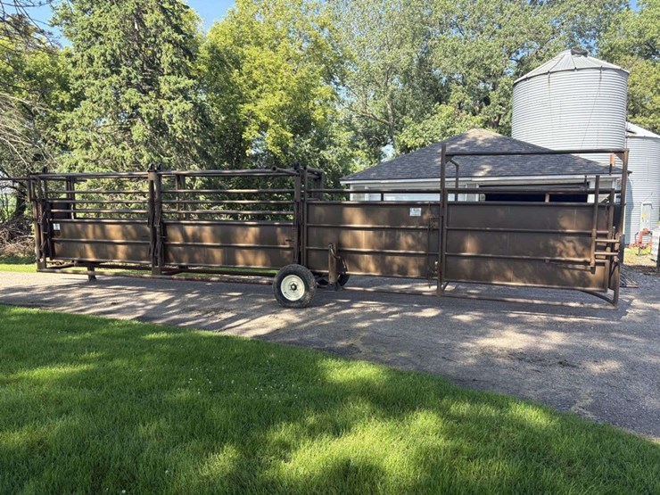 bz-welding-portable-cattle-tub/alley,-adjustable-width-alley,-slide-gates-on-both-ends-of-alley,-tub-image-4