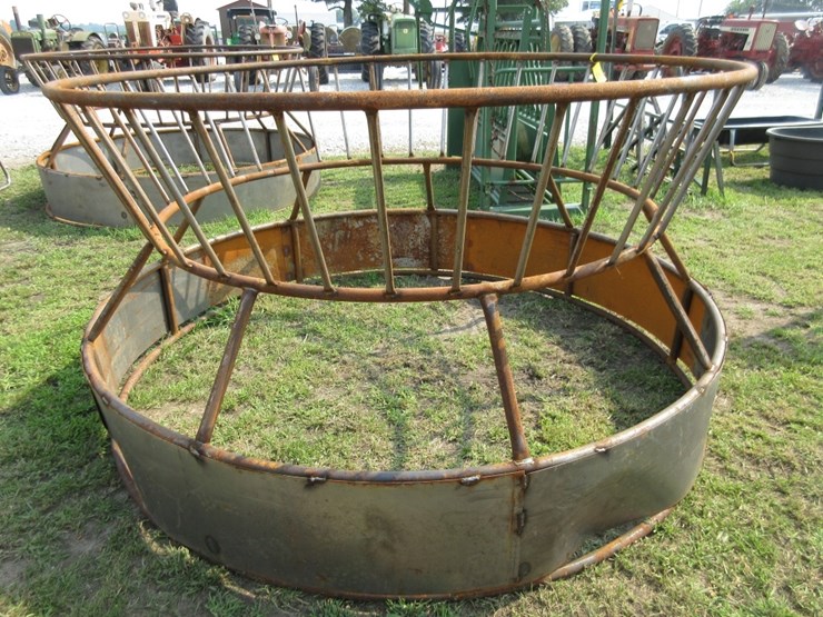 round-bale-feeder-with-skirt-image-3