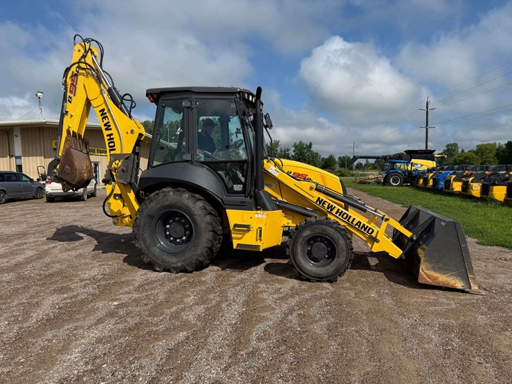 new-holland-b95d-backhoe,-fwa,-88”-front-bucket,-378-hours,-extended-hoe,-17”-back-bucket,-out-rigge-image-9