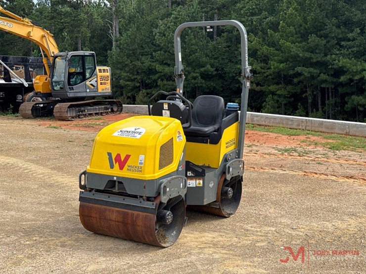 2021-wacker-rd12-double-drum-roller-image-2