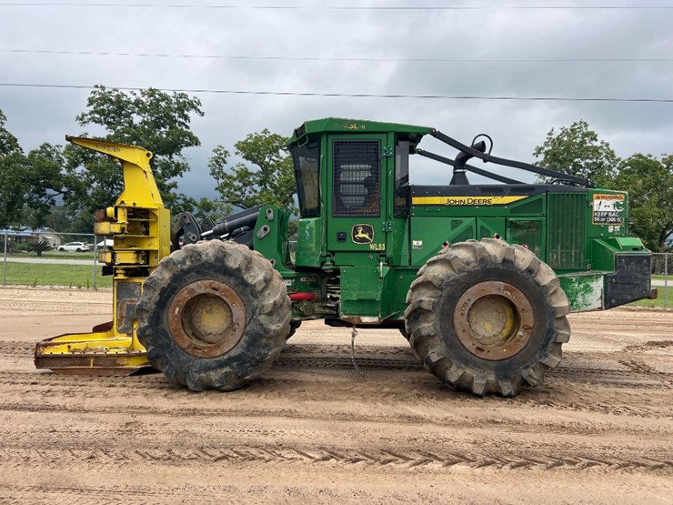 2019-deere-843l-image-1