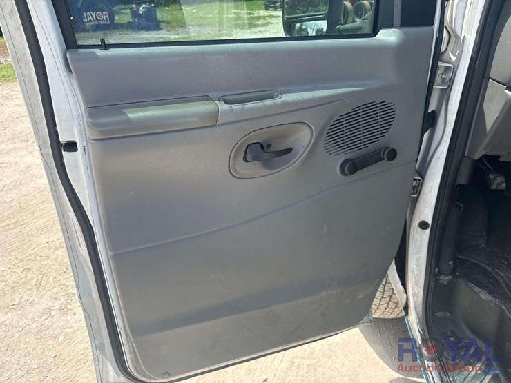 2008-ford-cargo-image-11