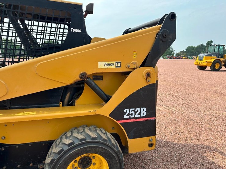 caterpillar-252b-image-9