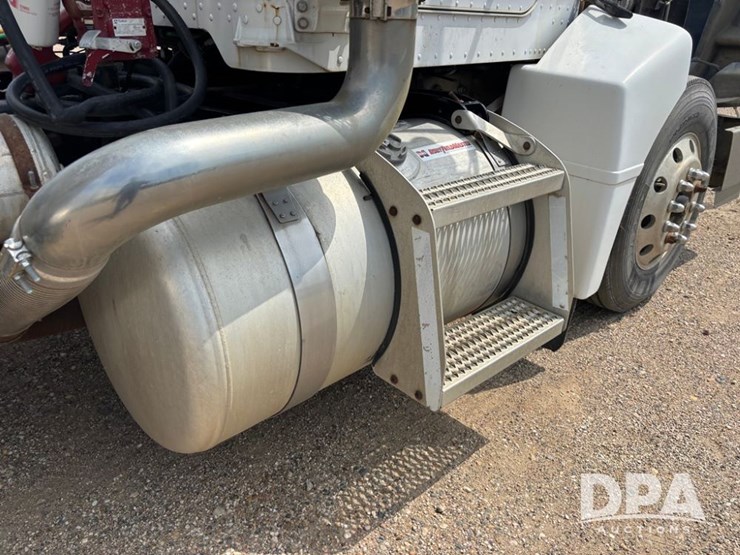 2005-peterbilt-385-image-51
