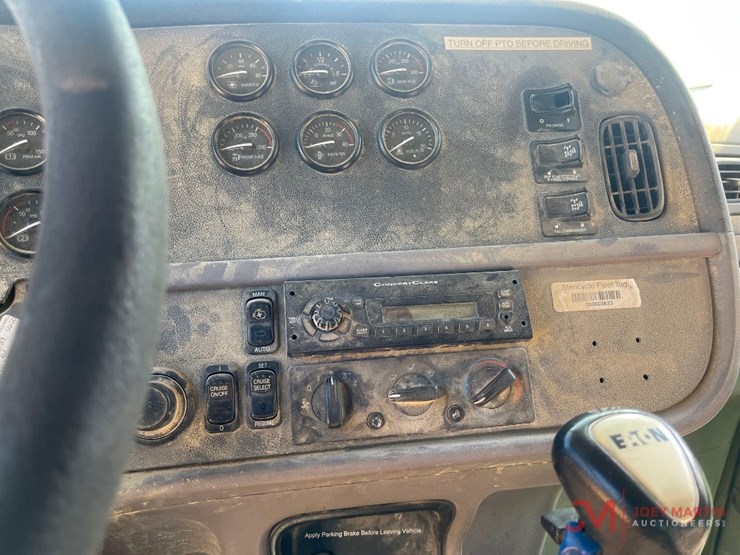 2011-peterbilt-365-image-23