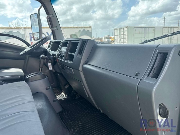 2016-isuzu-npr-image-26
