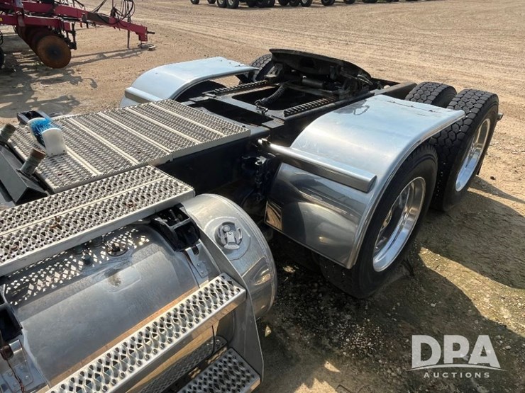 2008-peterbilt-384-image-13
