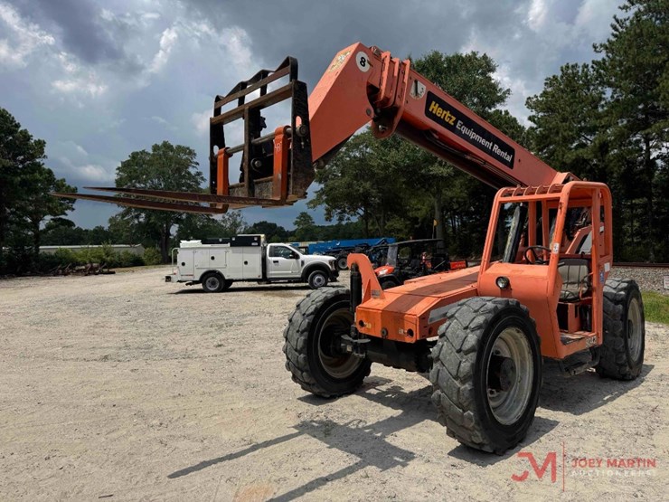 2005-jlg-8042-image-4
