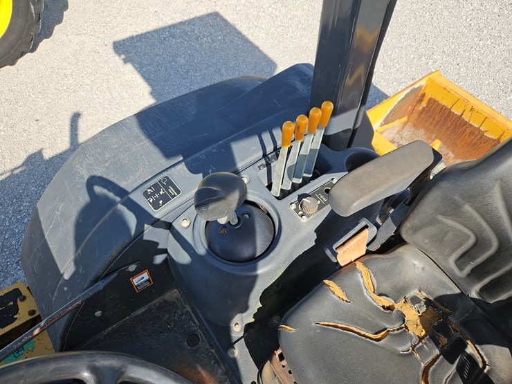 2018-deere-210l-image-11